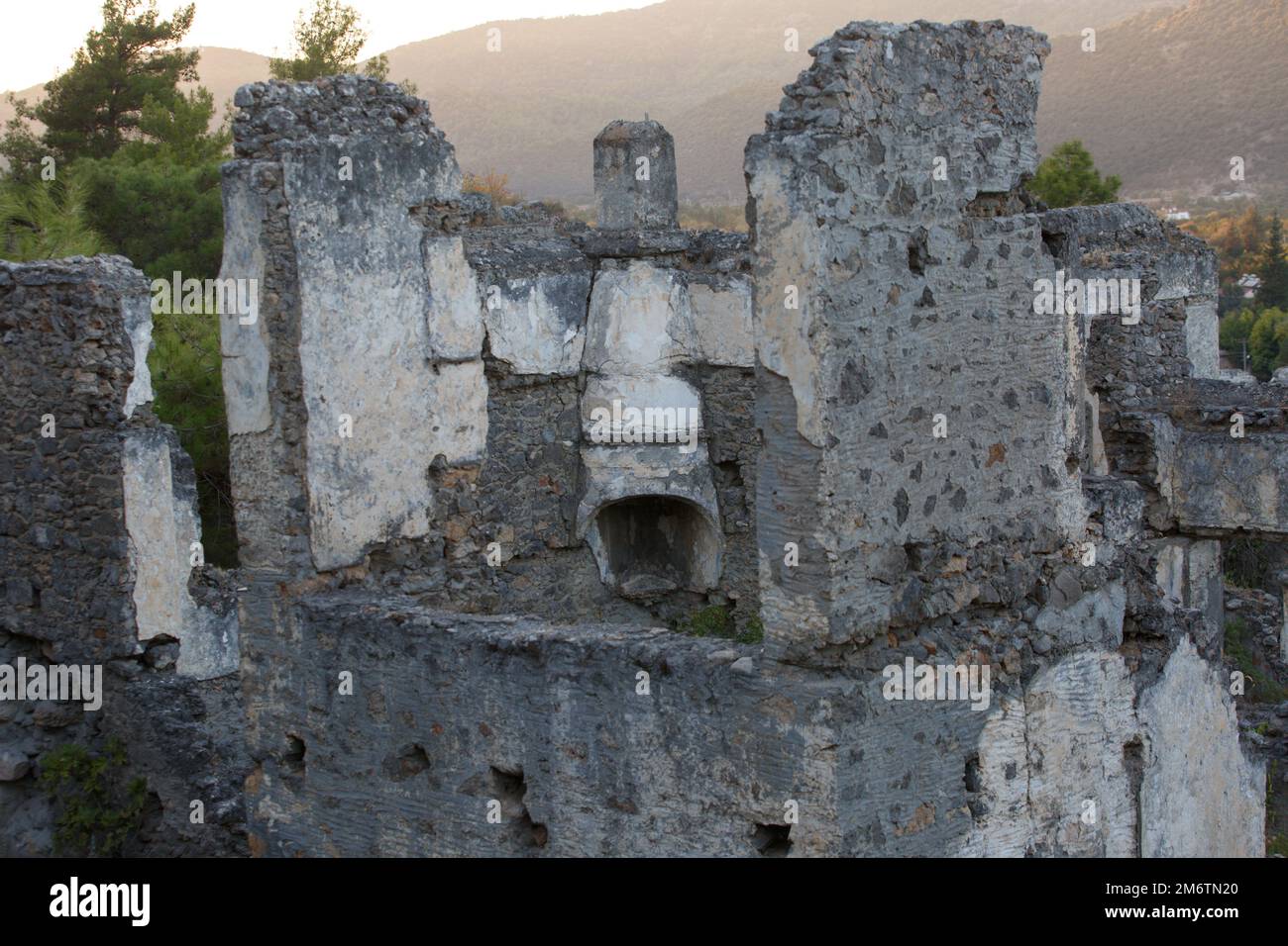 Steinofen mit Kamin. Das Haus ist ruiniert. Kayaköy, Stone Village, Ghost Village, verlassenes griechisches Dorf in Türkiye. Fethiye Kayaköy Steinhäuser und ru Stockfoto