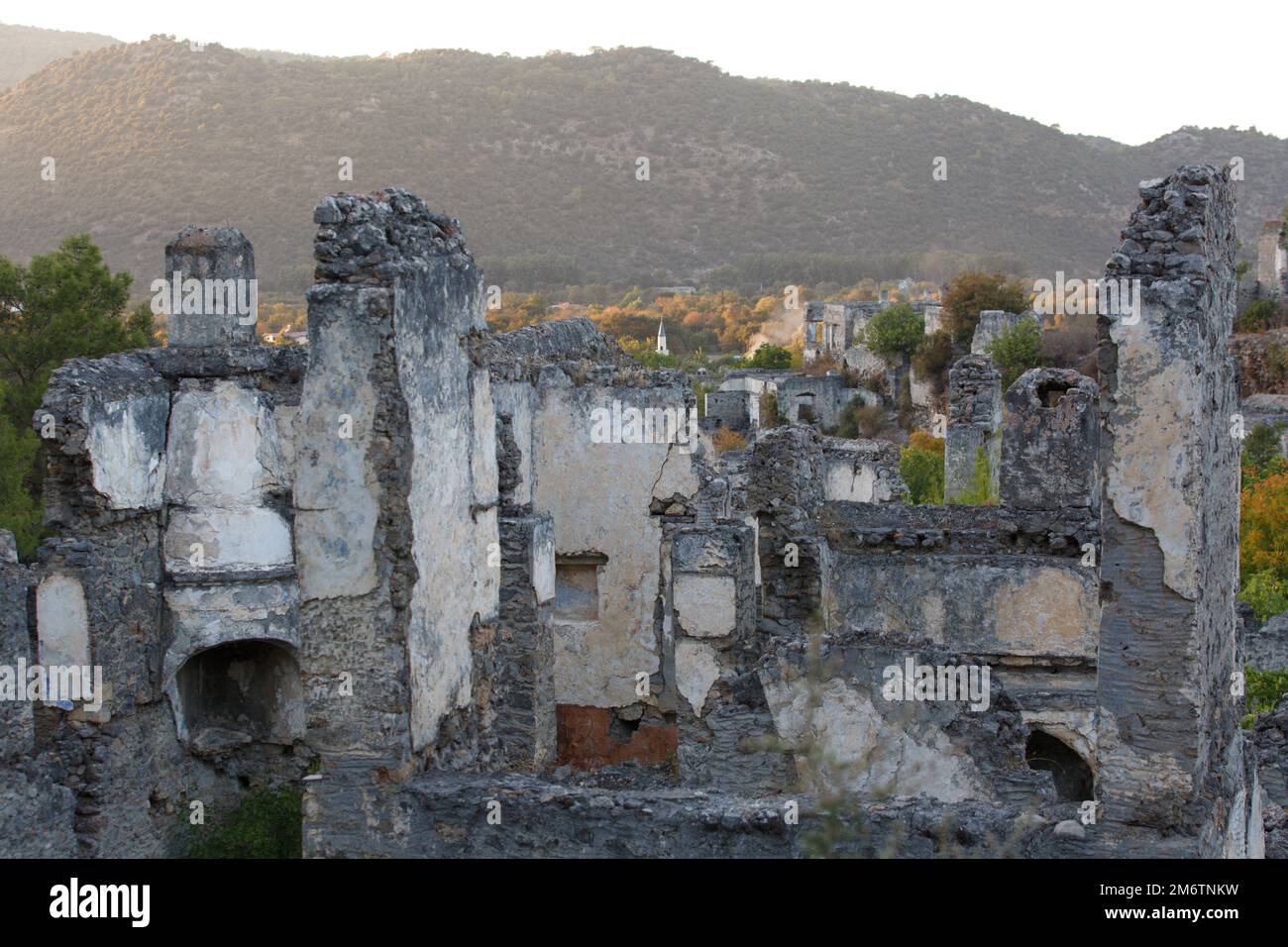Fethiye Kayaköy Steinhäuser und Ruinen. Mugla, Türkiye. Das Geisterdorf. Verlassenes griechisches Dorf in der Türkei in der antiken Region Lycia, Fethiye Stockfoto