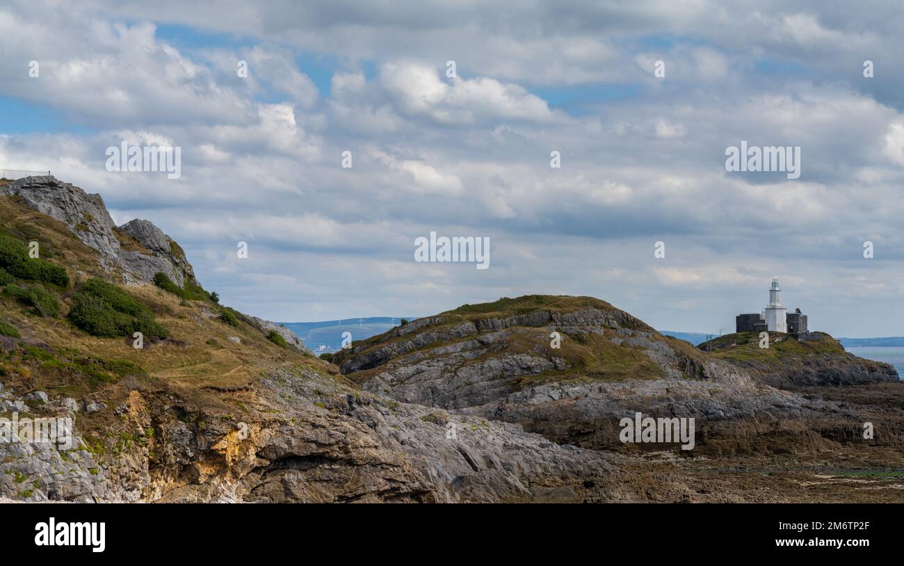 Panoramablick auf die Mumbles-Landzunge mit dem historischen Leuchtturm in der Swansea Bay Stockfoto