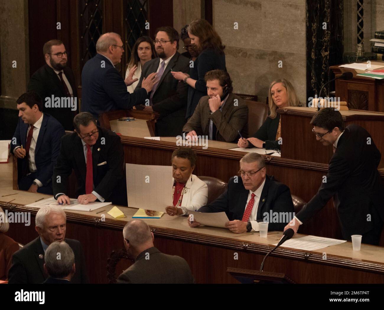 5. Januar 2023, Washington, District of Columbia, USA: Die Angestellten des Repräsentantenhauses zählen die offizielle Stimmenauszählung für die achte Runde der Wahl zum Sprecher des Hauses. Kevin McCarthy hat wieder einmal nicht 218 Stimmen erhalten, und die Abstimmung wird so lange fortgesetzt, bis ein neuer Redner gewählt wird. (Kreditbild: © Sue Dorfman/ZUMA Press Wire) Stockfoto