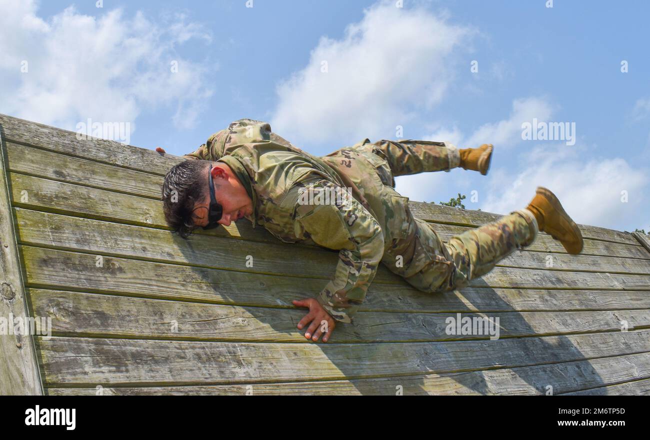 Staff Sgt. William Ryder, 176. Engineer Brigade, Texas Army National Guard, meistert die Herausforderungen auf dem Hindernisparcours während des „Best Warrior Competition“ des Texas Military Department in Camp Swift, Texas, 5. Mai 2022. Der dreitägige Wettbewerb fordert die Mitglieder des Dienstes in den Bereichen professionelles militärisches Wissen, Scharfschützen, Hindernisparcours und Landnavigation heraus. Die Army-Gewinner dieser Veranstaltung werden Texas bei der Region V Best Warrior Competition der Nationalgarde vertreten. (Foto: Rechtsanwalt 1 Gregory Illich) Stockfoto