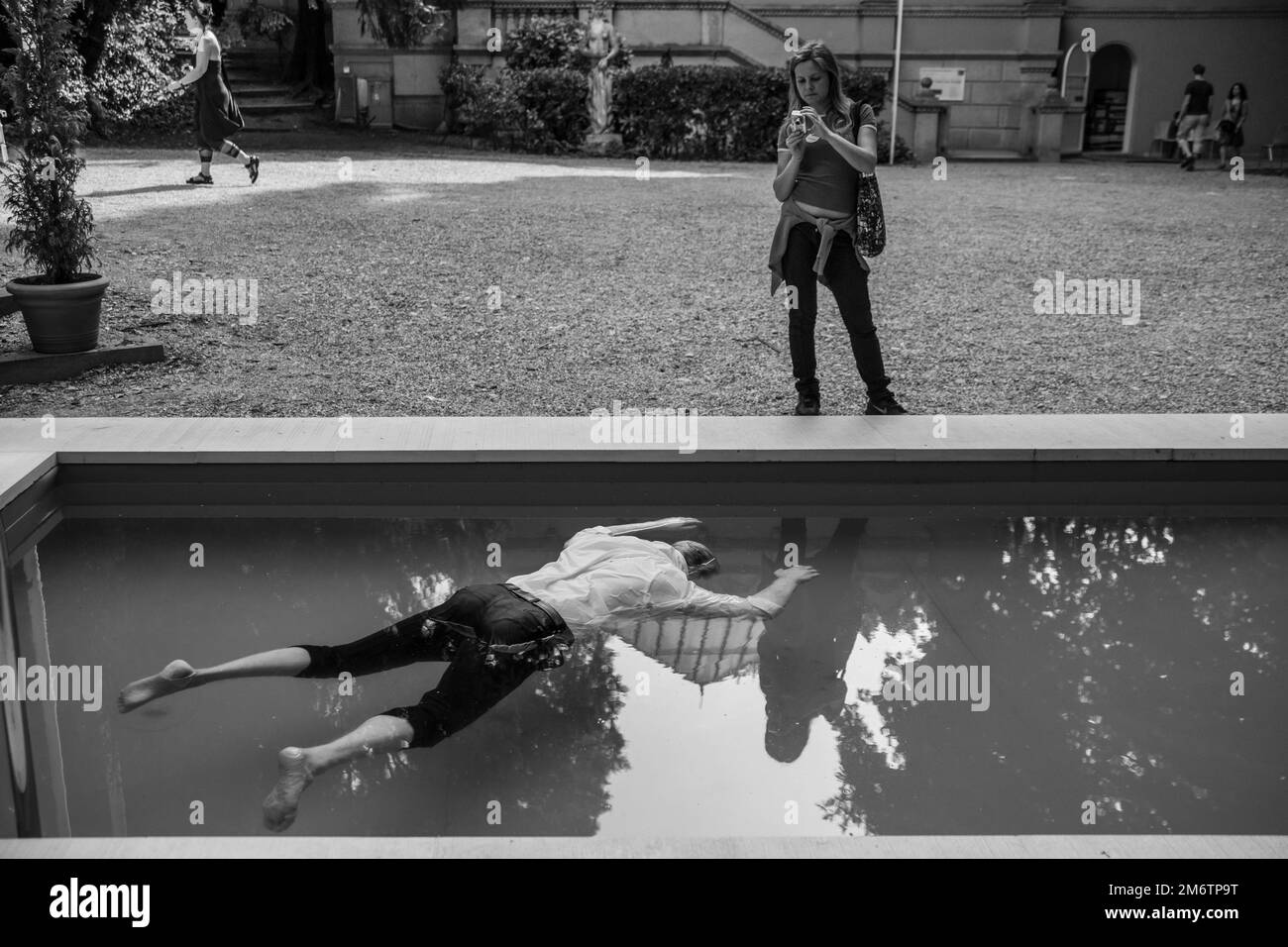 Eine schwimmende Figur in einer Zisterne in Venedig, Straßeninstallation während des biennale Kunstfestivals Stockfoto