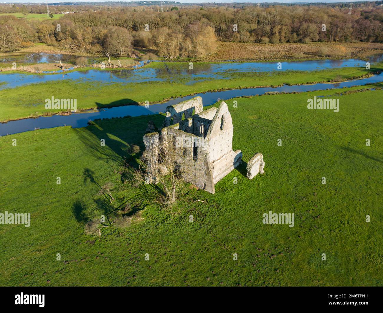 Newark Priory aus der Vogelperspektive, eine zerstörte Priory auf einer Insel, die vom Fluss Wey umgeben ist, Pyrford in Surrey, England. Stockfoto