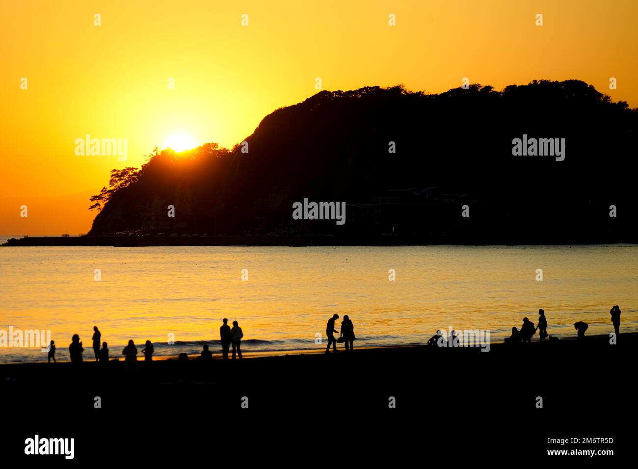 Die Dämmerung und die Bewohner der Silhouette der Kamakuraküste Stockfoto