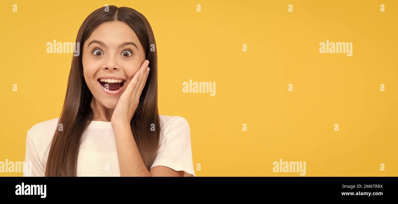 Glückliches Kind Mädchen halten große Zitrusfrüchte von gelben Pummelo oder Pomelo voller Vitamin, Glück. Kindergesicht, horizontales Poster, Teenager-Mädchen isoliert Stockfoto