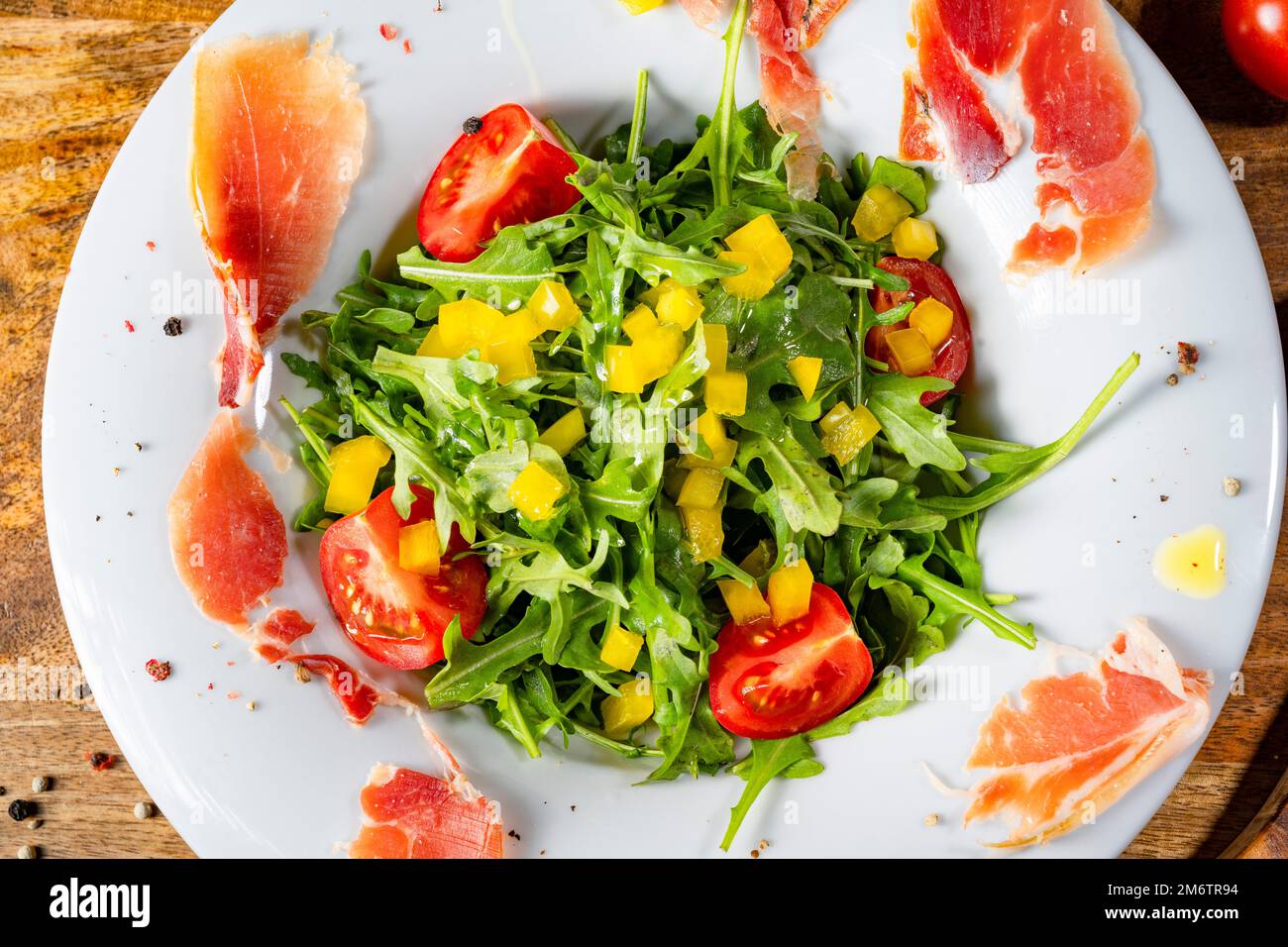 Rucola-Salat mit getrocknetem spanischem Schinken Stockfoto