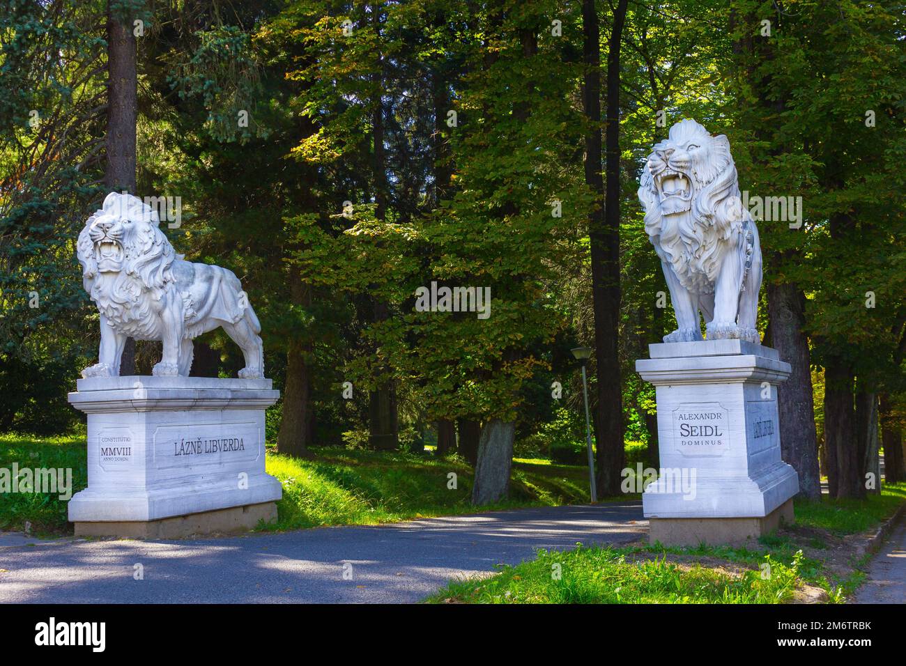 Lazne Libverda, Tschechische Republik - Löwenskulpturen am Eingang zum Park Stockfoto