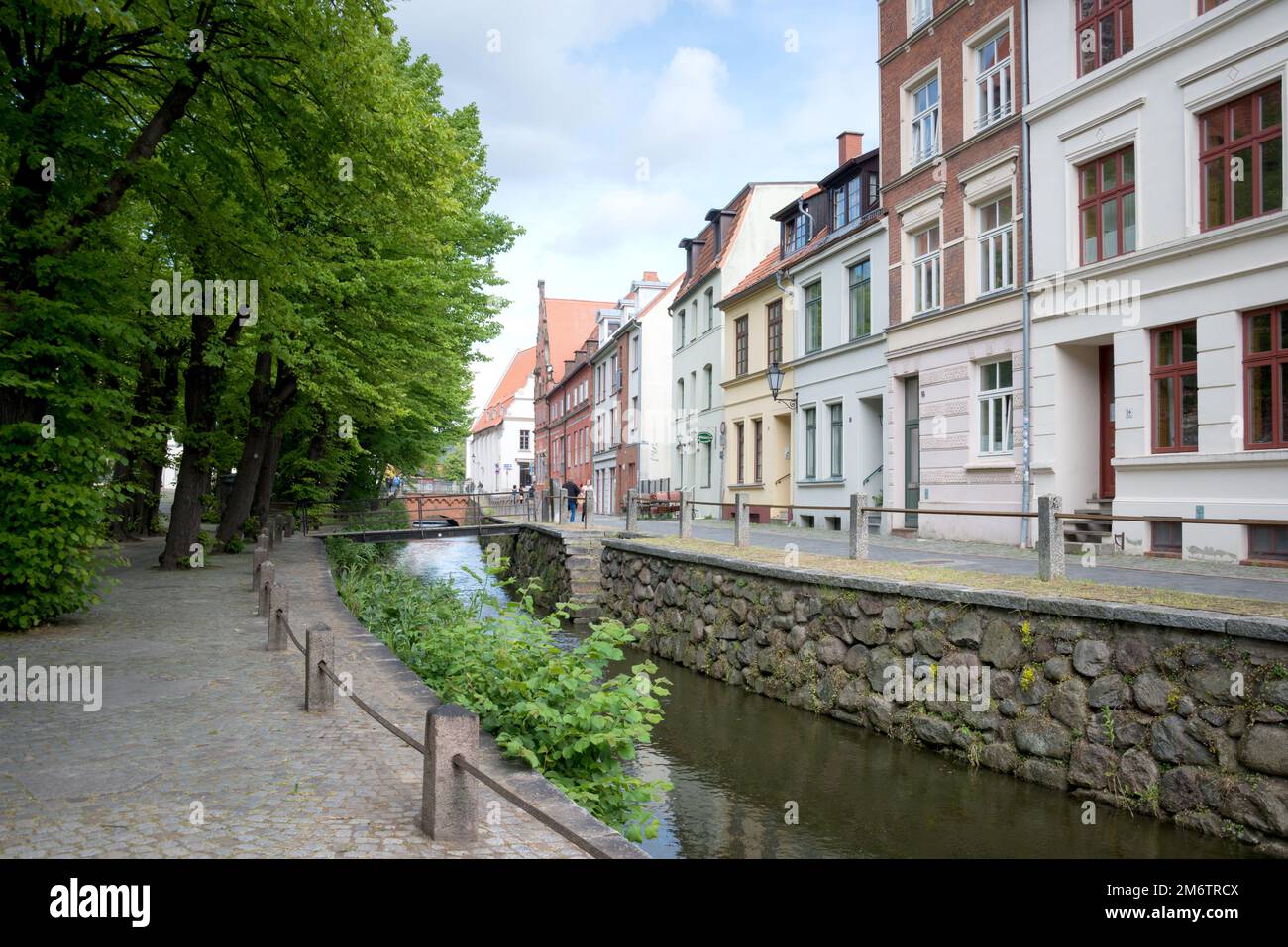 Auf den Straßen der Altstadt von Wismar. Farbenfrohe Häuser entlang der Gracht des Flusses Grube, Wismar, Mecklenburg-Vorpommern, Ge Stockfoto