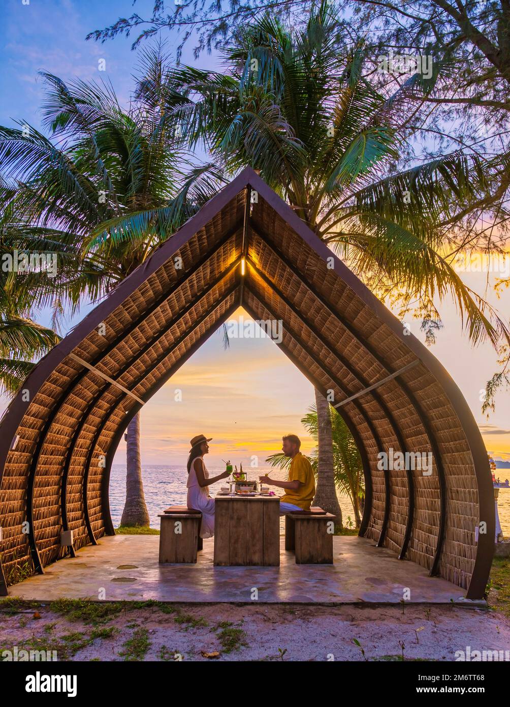 Romantisches Abendessen am Strand mit thailändischem Essen bei Sonnenuntergang auf der Insel Koh Mak Thailand Stockfoto