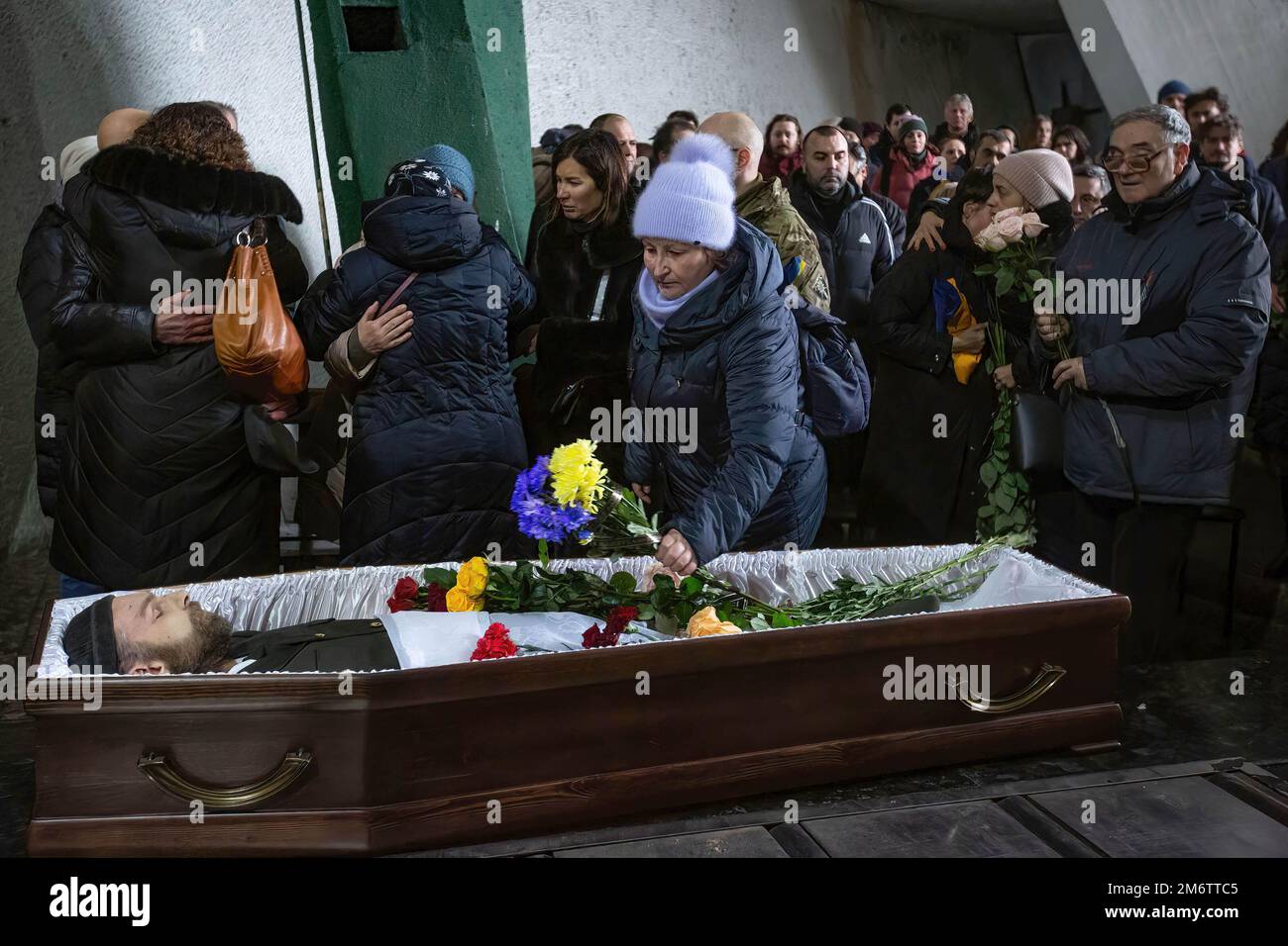 Kiew, Ukraine. 05. Januar 2023. (ANMERKUNG DER REDAKTION: Bild zeigt den Tod) Eine Frau legt Blumen auf den Sarg mit der Leiche des ukrainischen Soldaten Viktor Onysk, der im Kampf gegen die russische Armee starb, während einer Abschiedszeremonie in Kiew. (Foto: Oleksii Chumachenko/SOPA Image/Sipa USA) Guthaben: SIPA USA/Alamy Live News Stockfoto