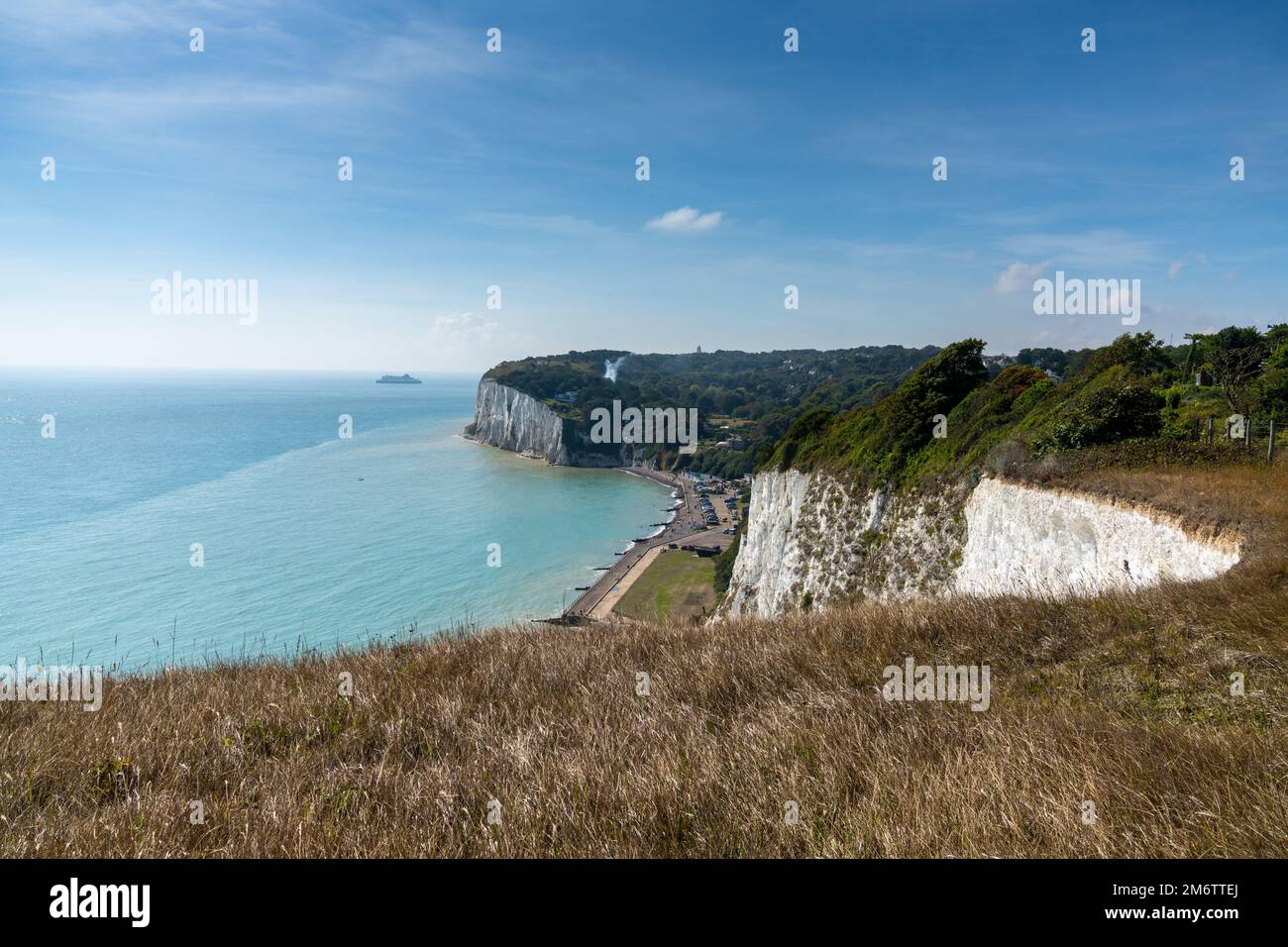 Ein Blick auf die weißen Klippen von Dover und das South Foreland am Ärmelkanal Stockfoto