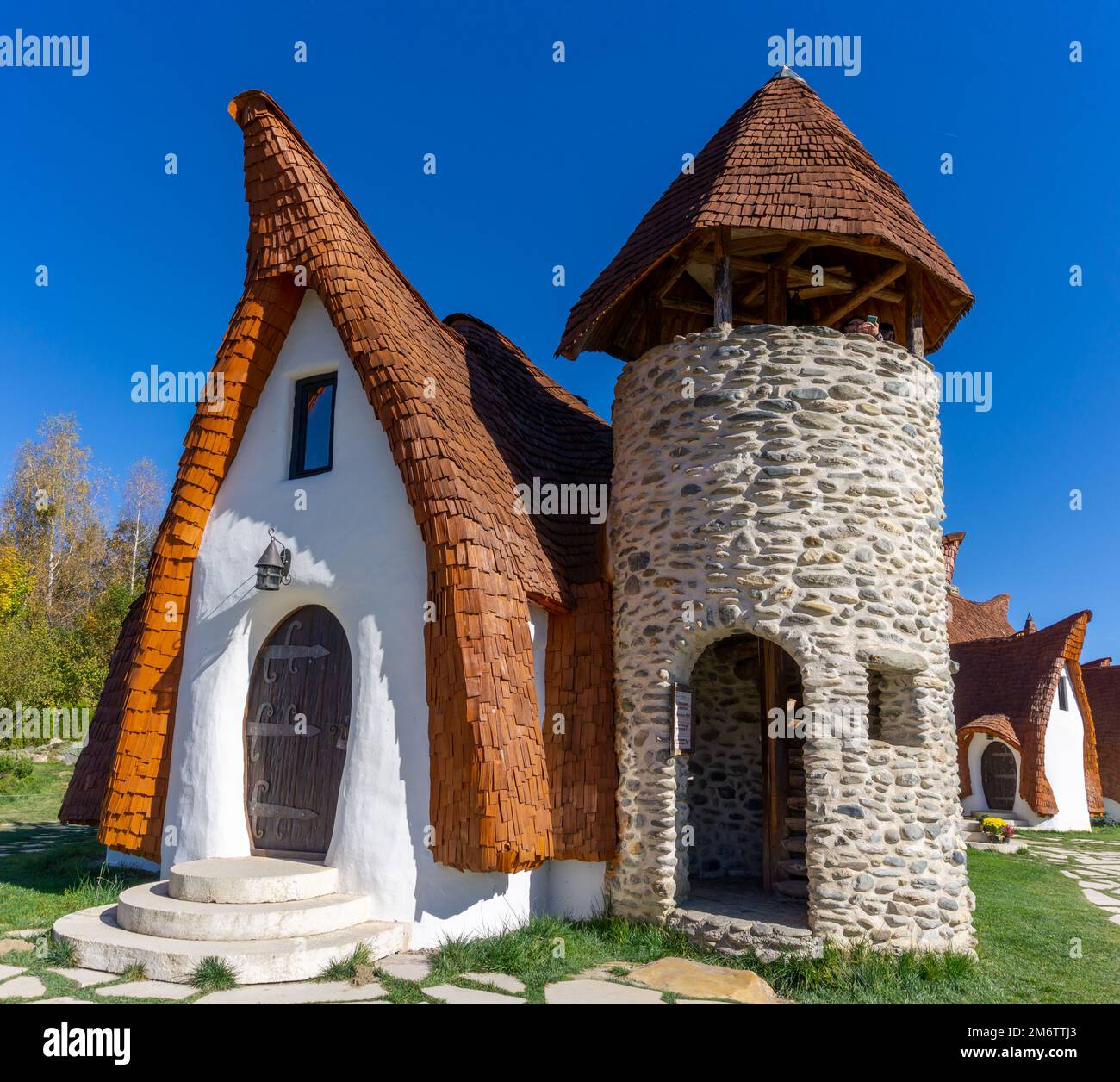 Blick auf das Märchenschloss Castelul de Lut Valea Zanelor und das Hotel im Zentrum von Rumänien Stockfoto
