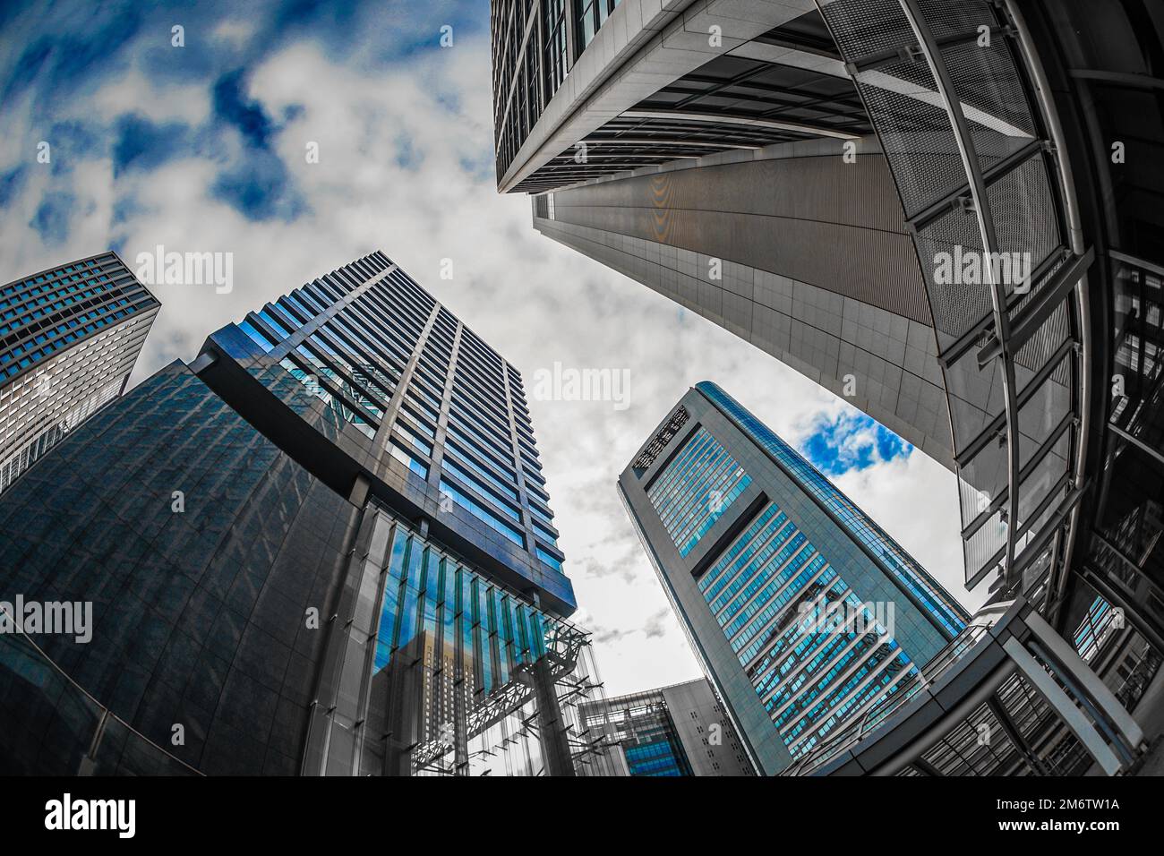 Minato-ku, Tokyo Shiodome Bürogebäude und blauer Himmel Stockfoto