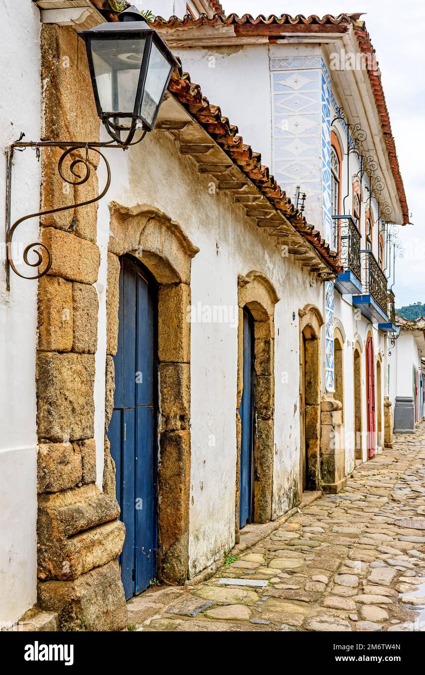 Details zu den Häusern und ihrer kolonialen Architektur in der Stadt Paraty Stockfoto