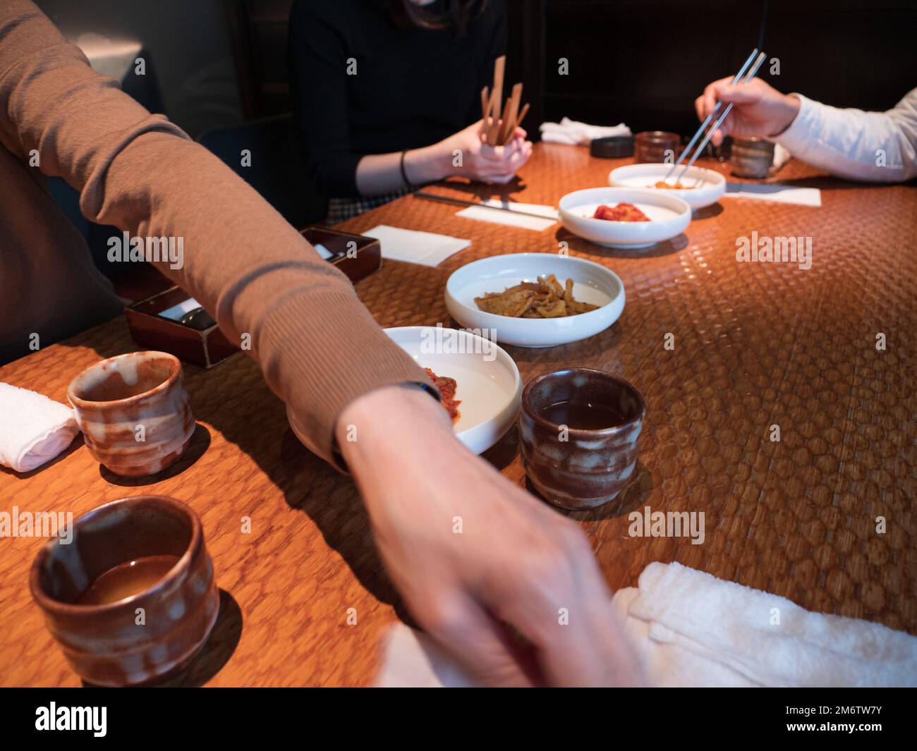 In einem koreanischen Restaurant werden Beilagen serviert Stockfoto