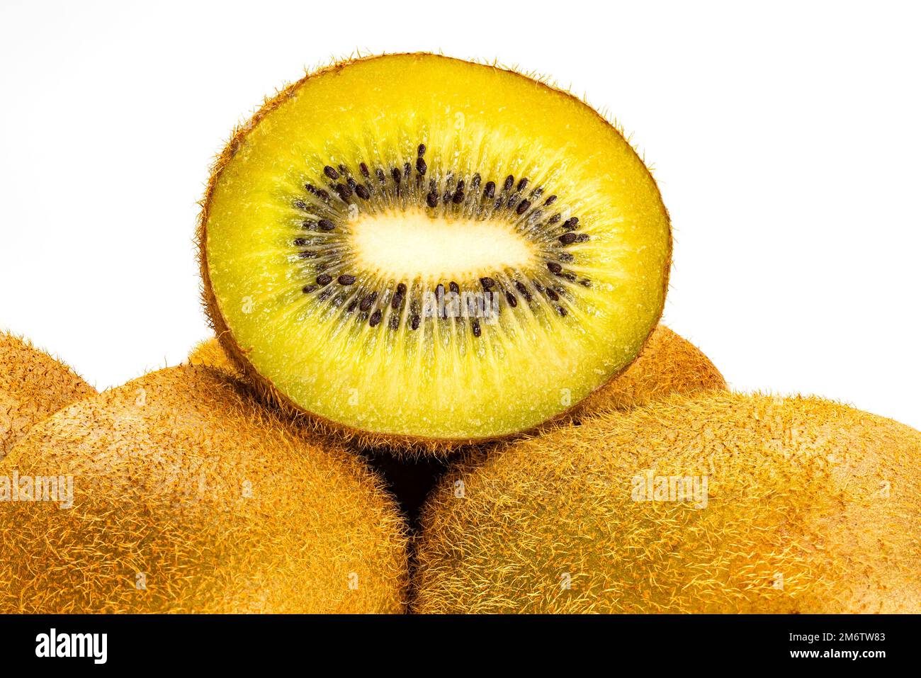 Nahansicht einer halben Kiwis oder Kiwis oder chinesischen Stachelbeere lag in der Gruppe. Stockfoto