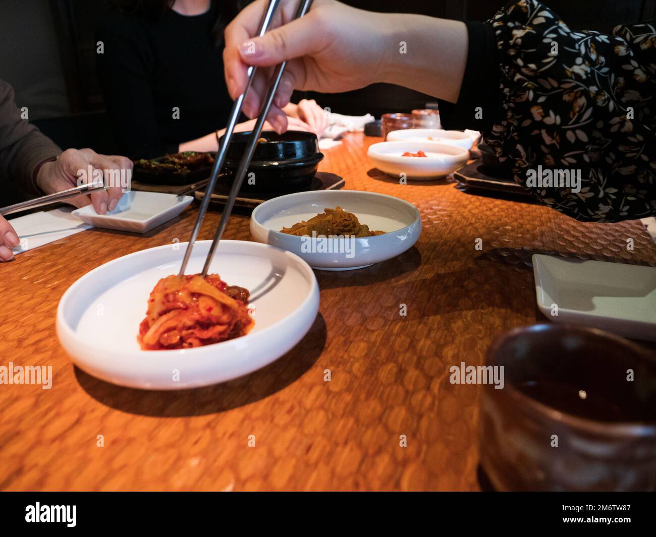In einem koreanischen Restaurant werden Beilagen serviert Stockfoto