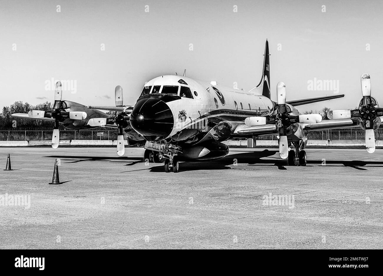 New York, NY, 5. Mai 2022— die Hurricane Hunters der National Oceanic and Atmospheric Administration (NOAA) landeten im Rahmen der Hurricane Awareness Tour am John F. Kennedy International Airport. Bundes-, Landes- und Kommunalbeamte -- zusammen mit der Presse -- besichtigten die Flugzeuge, trafen die Piloten, die in Hurrikane fliegen, und sammelten Daten, die Notfallmanagern helfen, Entscheidungen über Vorsorgemaßnahmen zu treffen. Die Veranstaltung war Teil der Hurricane Preparedness Week. K.C. Wilsey/FEMA Stockfoto