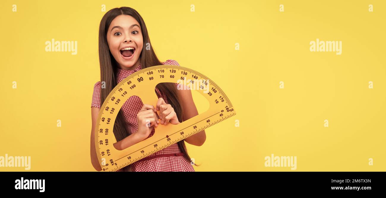 Überrascht Kind studieren Mathematik in der Schule halten Winkelmesser Lineal, Mathematik. Horizontales isoliertes Plakat der Schülerin. Banner-Kopfzeile Hochformat von Stockfoto