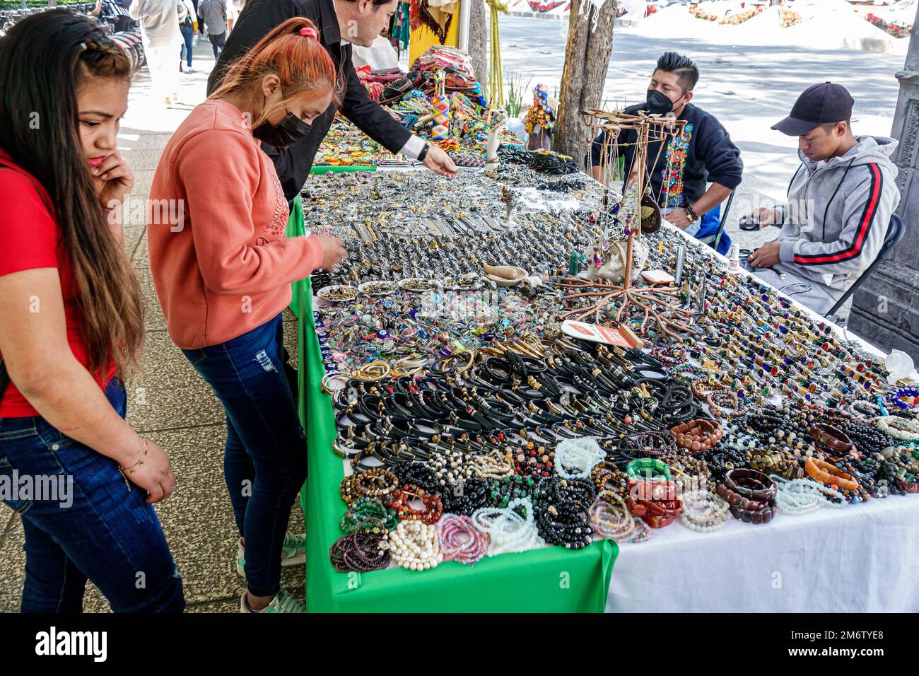 Mexiko-Stadt, Juarez Cuauhtemoc Avenida Paseo de la Reforma, Weihnachtsfeiertag Handwerkermarkt Mercado artesanal, Frauen Armbänder Kostüm Schmuckstück Stockfoto