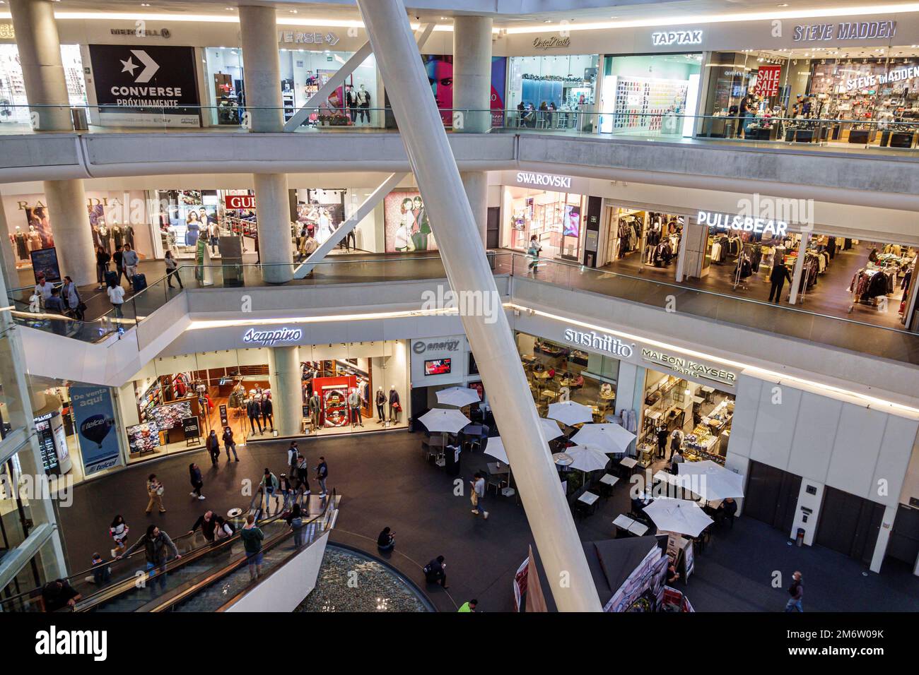 Mexico City, Avenida Paseo de la Reforma, Reforma 222 Shopping Mall Center Centre Multi-Level, Inneneinrichtung, Geschäfte Geschäfte Geschäfte Geschäfte Geschäfte Geschäfte Shop Shop Stockfoto