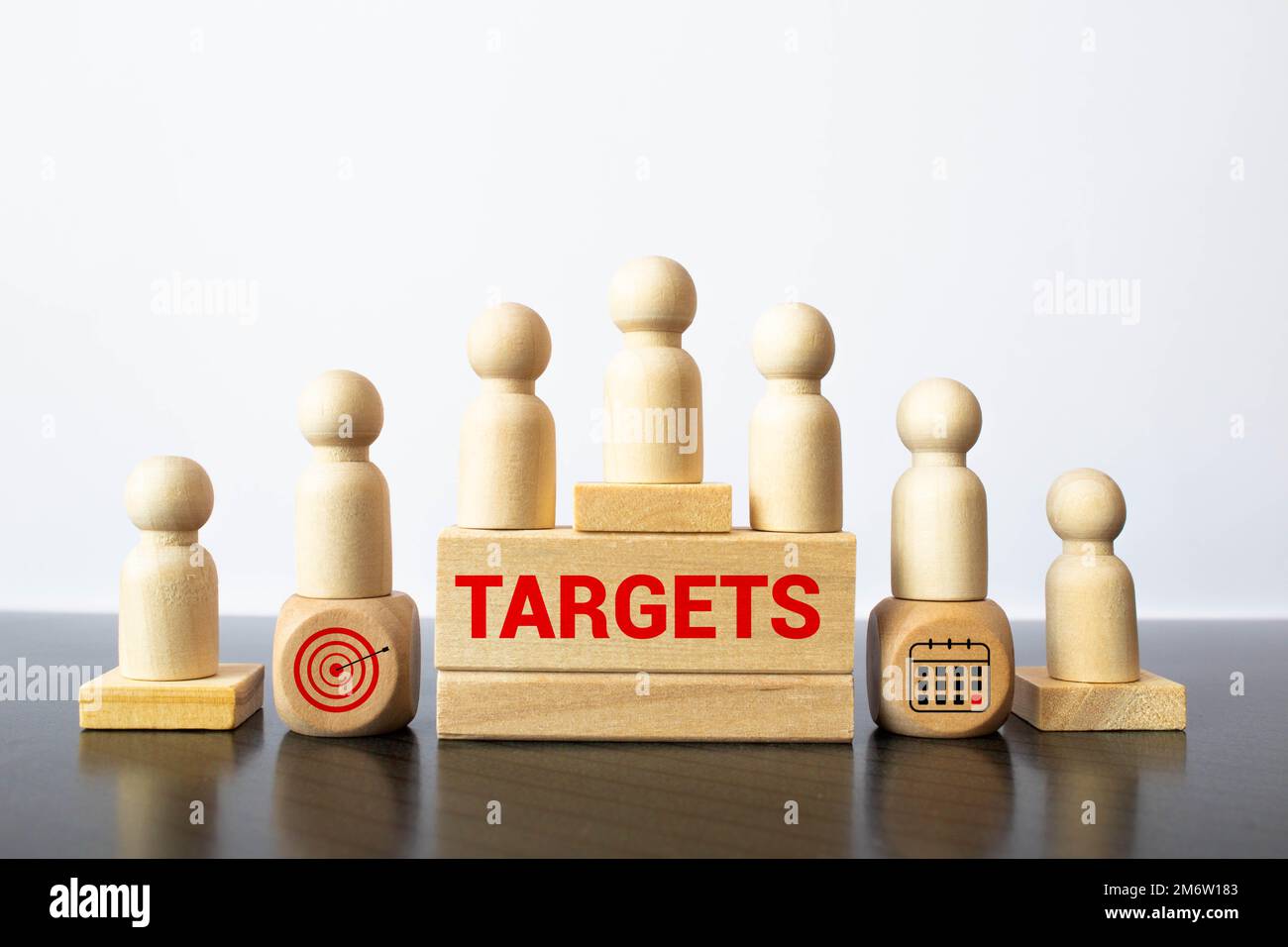 ZIELTEXT auf Holzwürfeln auf weißem Hintergrund. Stockfoto