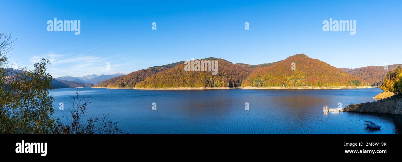 Herbstliche Panoramalandschaft des Vidraru-Sees und des Fagaras-Gebirges in Zentralrumänien Stockfoto