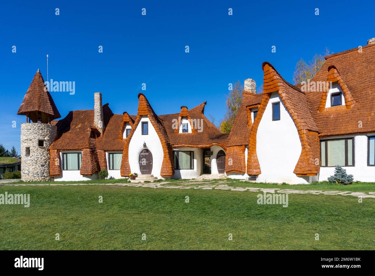 Blick auf das Märchenschloss Castelul de Lut Valea Zanelor und das Hotel im Zentrum von Rumänien Stockfoto