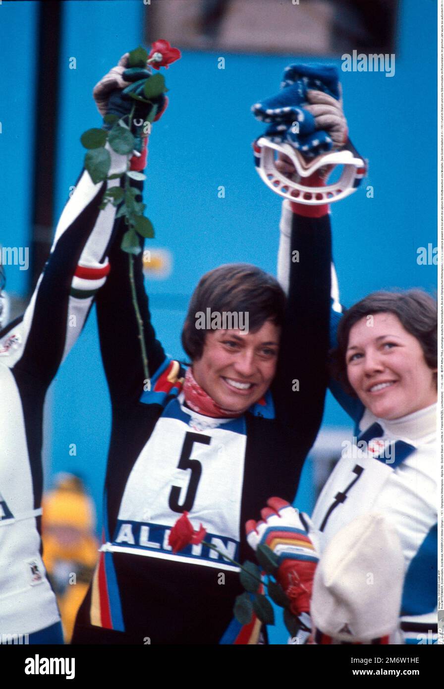 Rosi MITTERMAIER, Goldmedaille, Goldmedaille, OLYMPISCHE Winterspiele INNSBRUCK, 1976, Olympische Winterspiele - Alpinski - Gold im Slalom - (rechts nr. 7 Hanni WENZEL, Liechtenstein) - Foto: © ATP Arthur THILL Credit: SPP Sport Press Photo. Alamy Live News Stockfoto