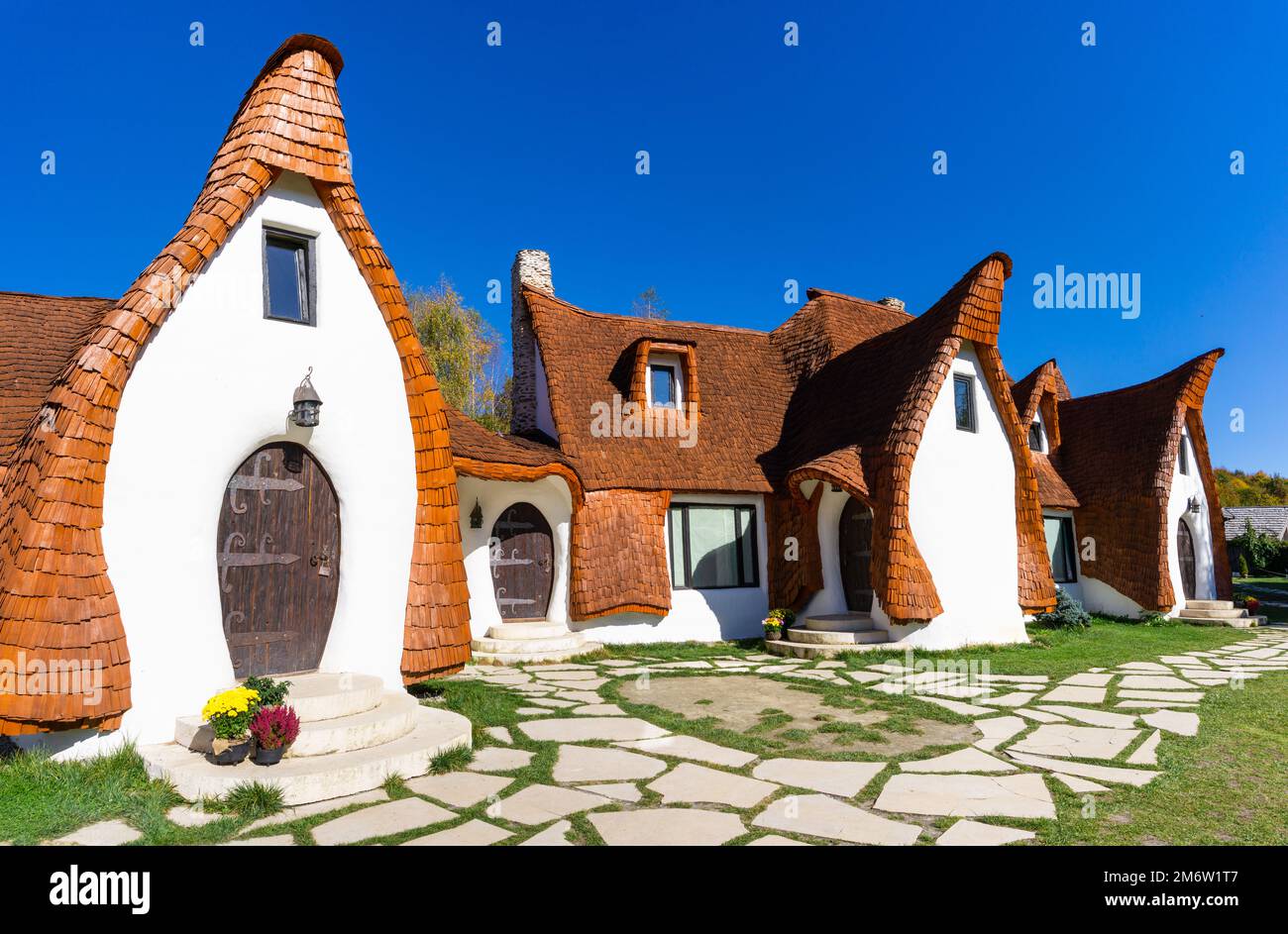 Blick auf das Märchenschloss Castelul de Lut Valea Zanelor und das Hotel im Zentrum von Rumänien Stockfoto