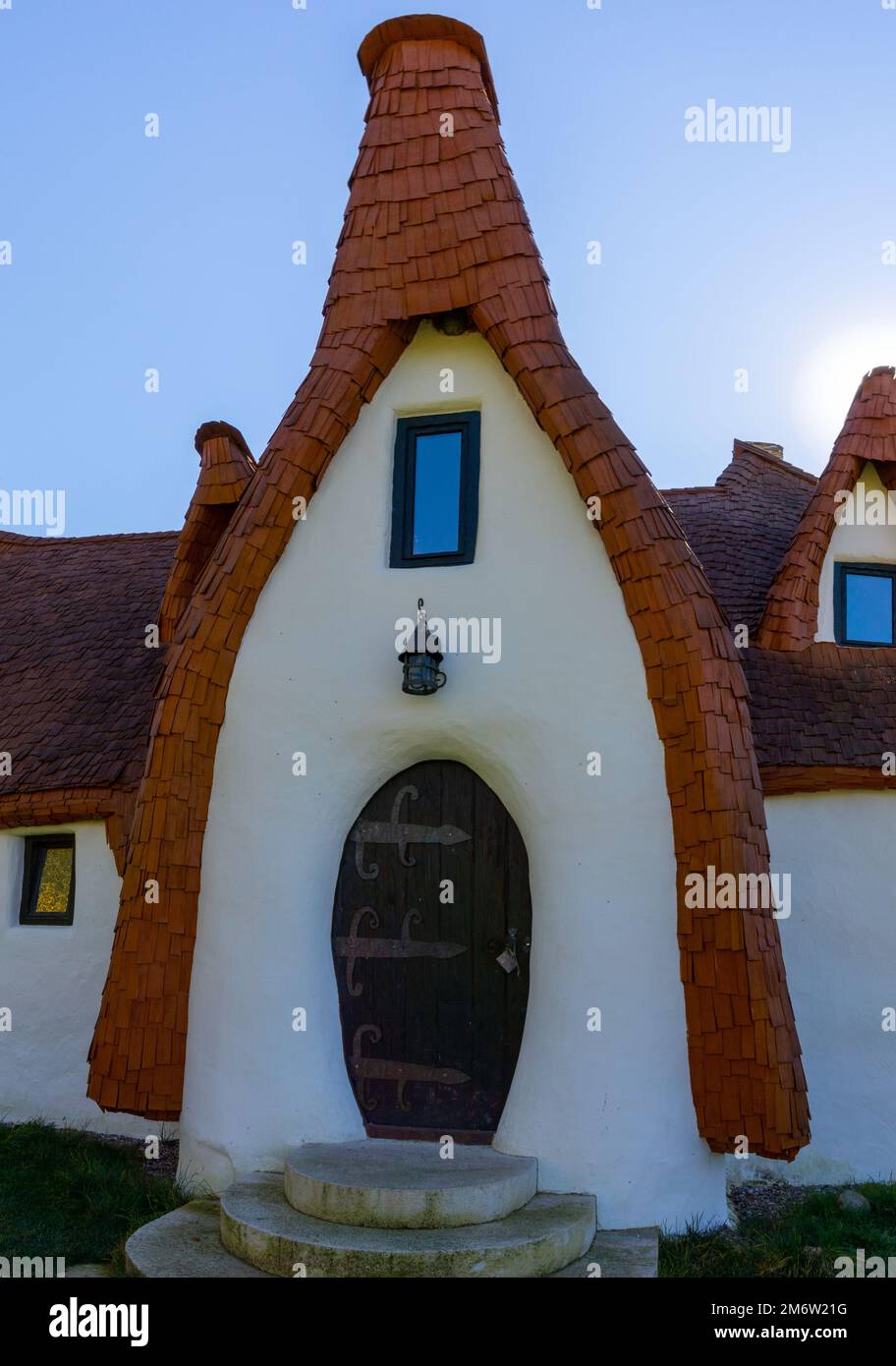 Blick auf das Märchenschloss Castelul de Lut Valea Zanelor und das Hotel im Zentrum von Rumänien Stockfoto