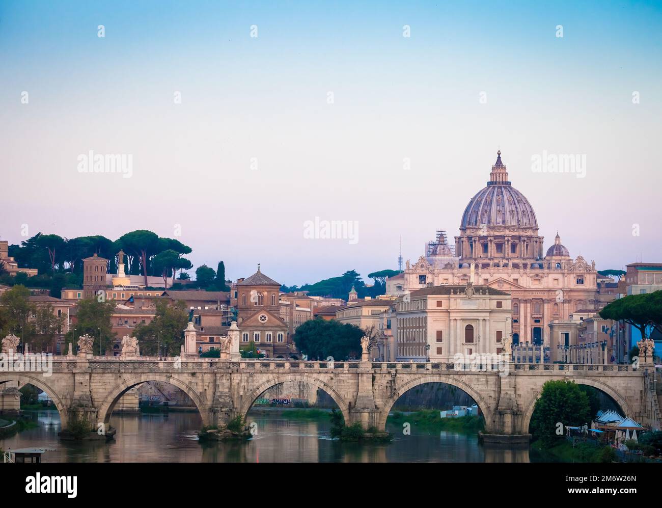 Sonnenuntergang auf der Tiber Brücke mit Vatikanstadt - Rom, Italien Stockfoto