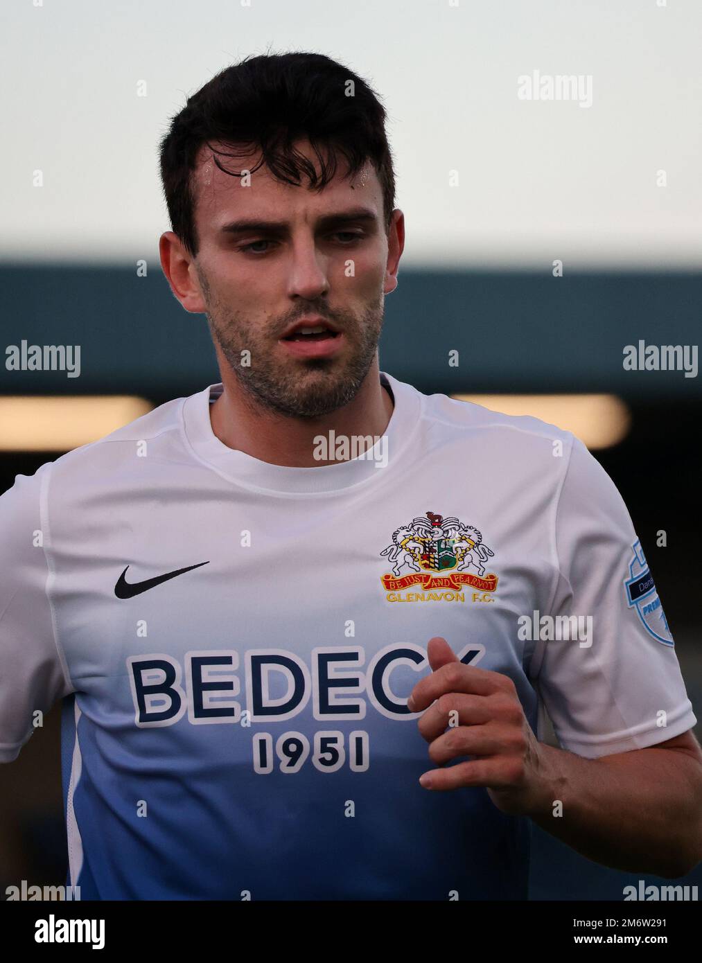 Mourneview Park, Lurgan, County Armagh, Nordirland, Vereinigtes Königreich. 30 Aug 2022. Danske Bank Premiership – Glenavon / Newry City. Glenavon-Spieler Conor McCloskey (17) in Aktion während des Spiels der Danske Bank Irish League. Stockfoto