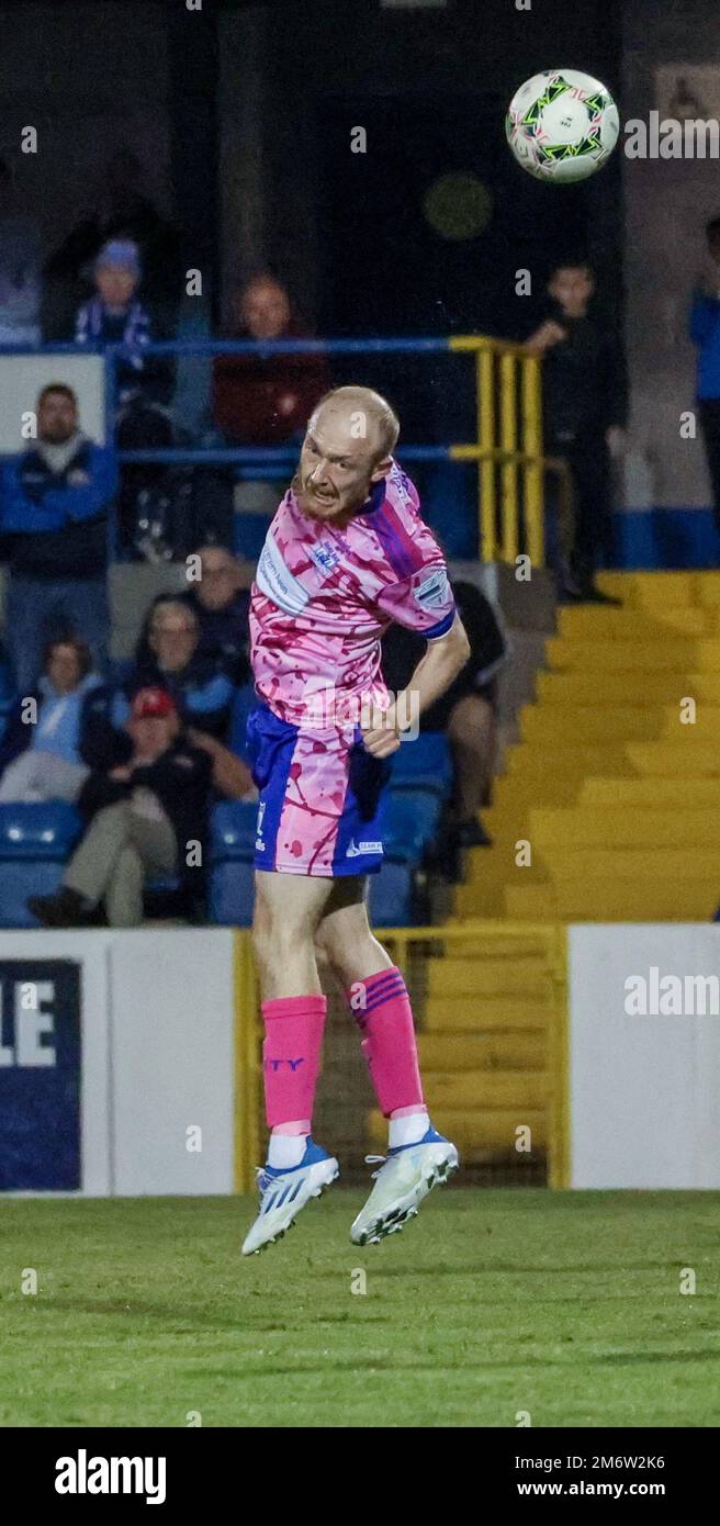 Mourneview Park, Lurgan, County Armagh, Nordirland, Vereinigtes Königreich. 30 Aug 2022. Danske Bank Premiership – Glenavon / Newry City. Newry City-Spieler Noel Healy (3) in Aktion während des Spiels der Danske Bank Irish League. Stockfoto