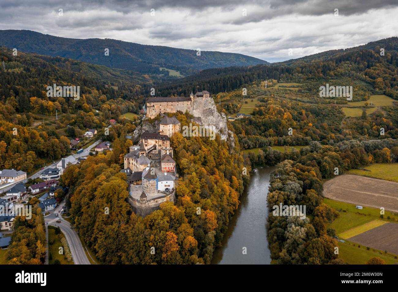 Landschaft des Schlosses Orava und des Dorfes Oravksy Podzamok im Spätherbst Stockfoto