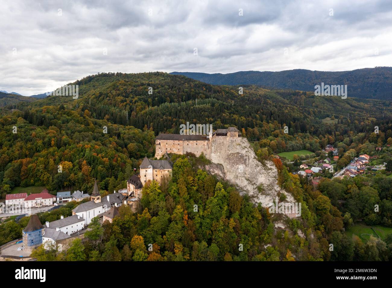 Landschaft des Schlosses Orava und des Dorfes Oravksy Podzamok im Spätherbst Stockfoto