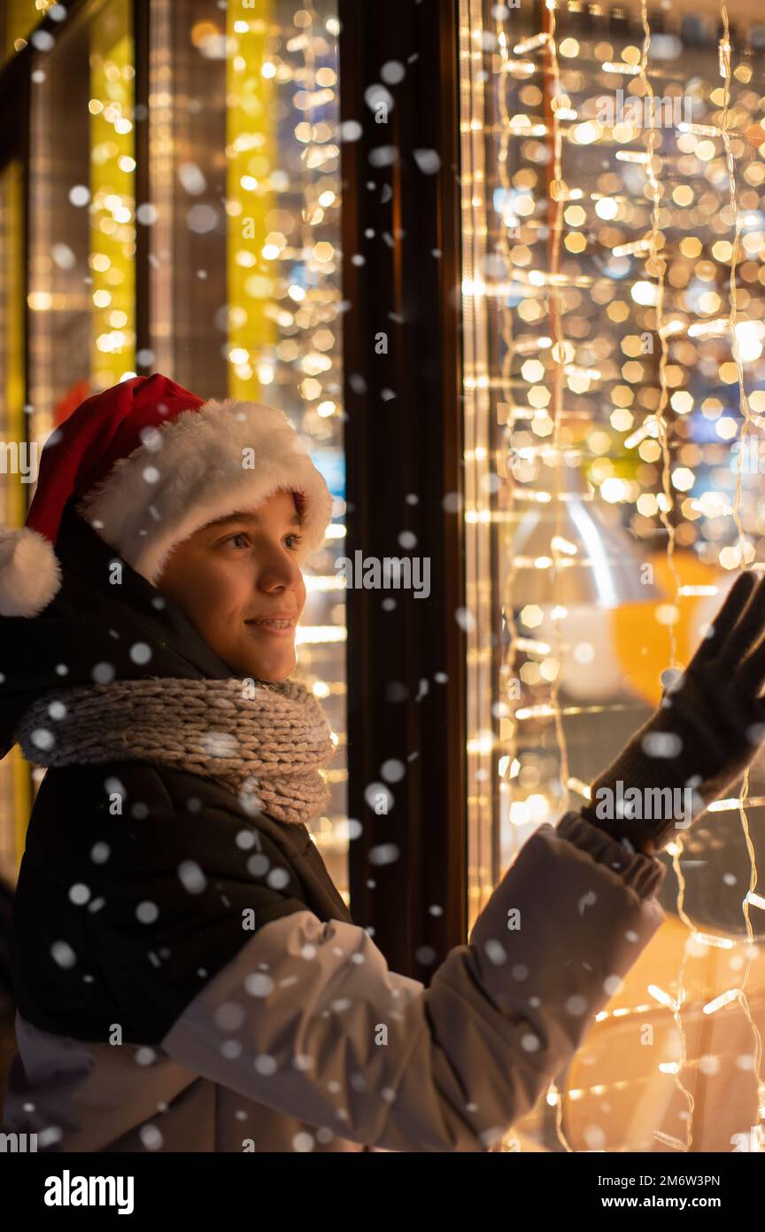 Junge in Santas Hut in Schaufenster Stockfoto