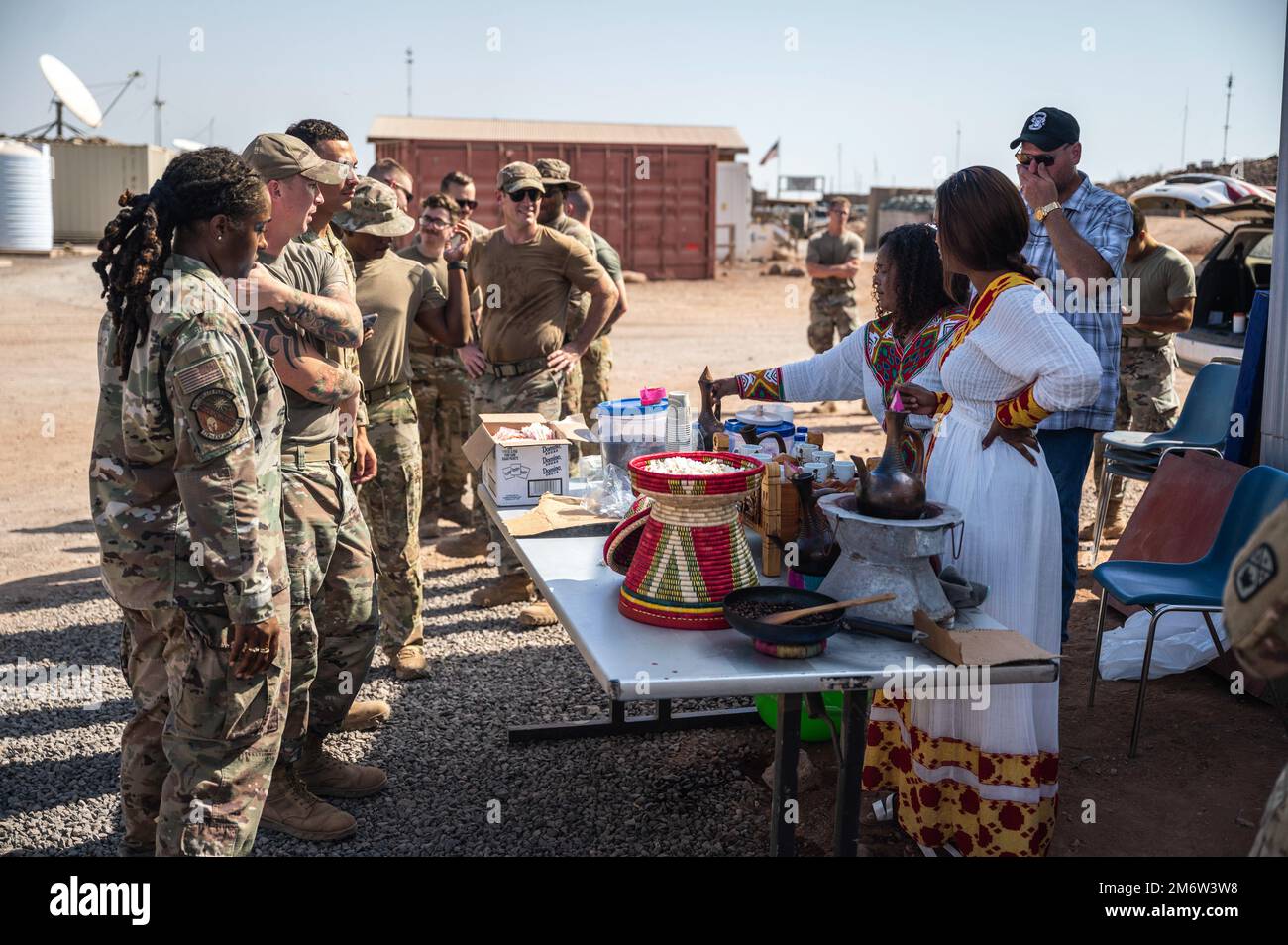 USA An einem Kulturtag im Chabelley Airfield, Dschibuti, nahmen an einer äthiopischen Kaffeezeremonie Teil, an der 776. Expeditionstruppe teilnahmen. Am 5. Mai 2022 nahmen Flugzeuge an einer äthiopischen Kaffeezeremonie Teil. Die Kaffeezeremonie gilt als der wichtigste gesellschaftliche Anlass in vielen äthiopischen Dörfern und als Zeichen von Respekt und Freundschaft. Stockfoto