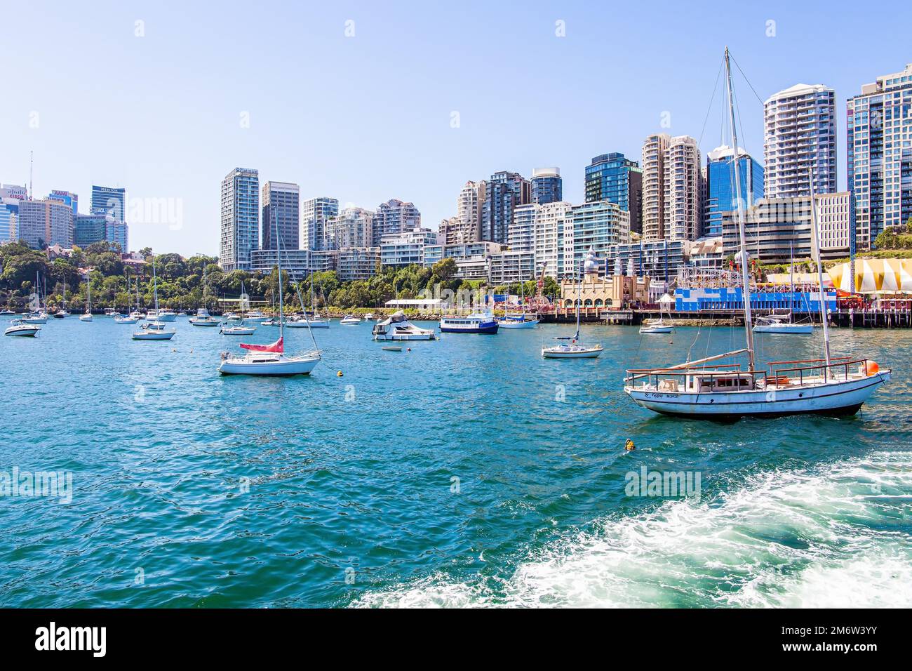 Bootsfahrt auf einer Yacht an einem sonnigen Tag Stockfoto