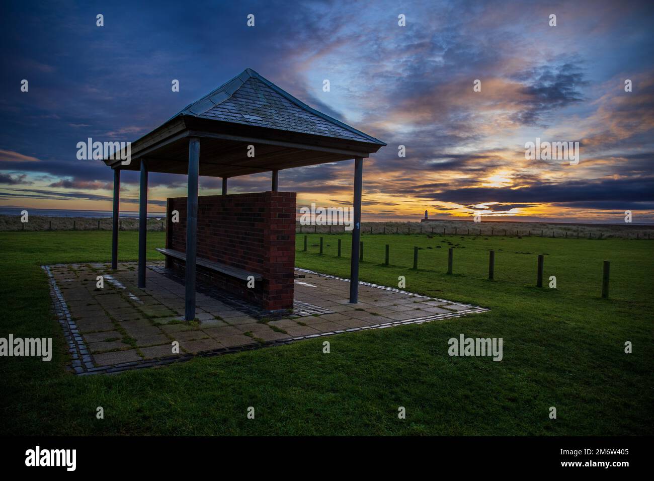 Berwick upon Tweed, heute bekannt als Lowry Shelter am Pier Field, ist in „On the Sands“, einem 1959 erscheinenden Gemälde von L S Lowry, dargestellt Stockfoto