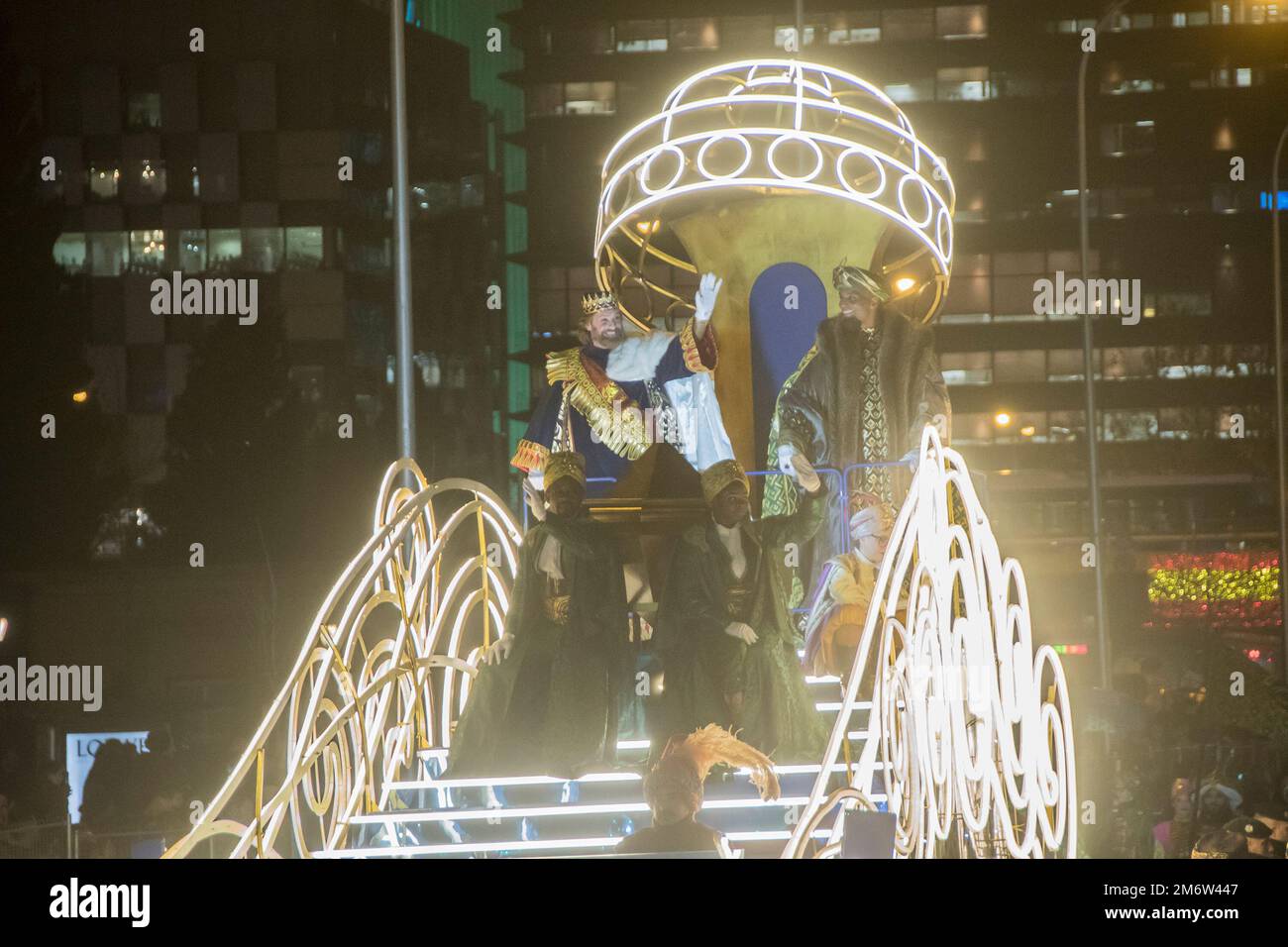 Madrid, Spanien, Spanien. 5. Januar 2023. Die Parade der drei Könige 2023 in Madrid führt durch die zentralsten Straßen der spanischen Hauptstadt. Der marsch ihrer Majestäten des Ostens erholt dieses 2023. Die Normalität und Pracht, die nach zwei lustlosen Jahren durch die Covid-Pandemie verloren gegangen sind, und Melchor, Gaspar und Baltasar werden in der Lage sein, eine Show voller Illusion, Magie, Und jede Menge Süßigkeiten kurz bevor sie beginnen, Geschenke für Kinder und Erwachsene zu Hause zu hinterlassen. Musik, Lichter, Riesen und sogar eine Schar von Vögeln oder afrikanischen Elefanten werden die drei Könige in einem Prozess durch Madrid begleiten Stockfoto