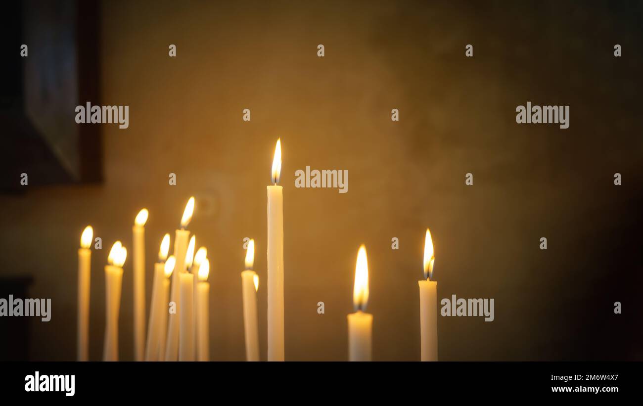 Typische Kerzen in einer Kirche mit Platz für Ihren Text Stockfoto