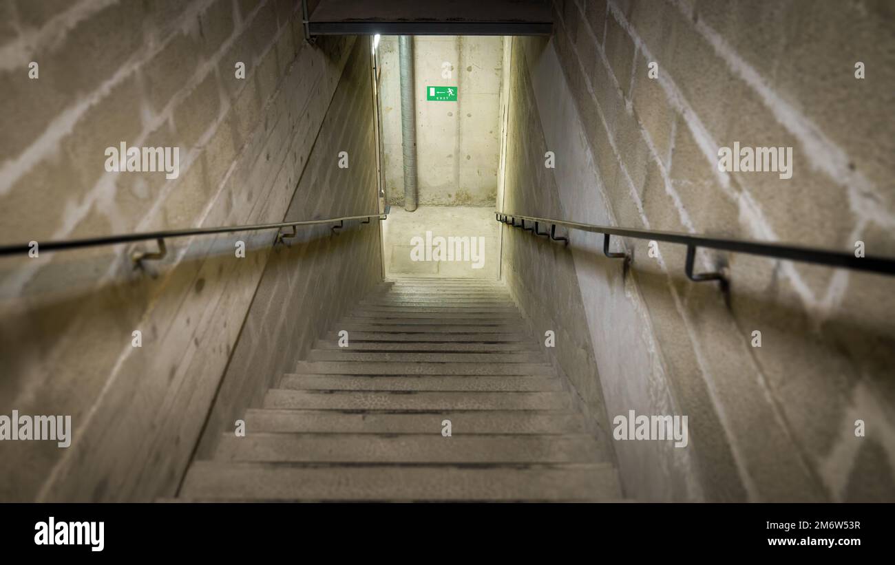 Die Treppe runter in den Keller Stockfoto