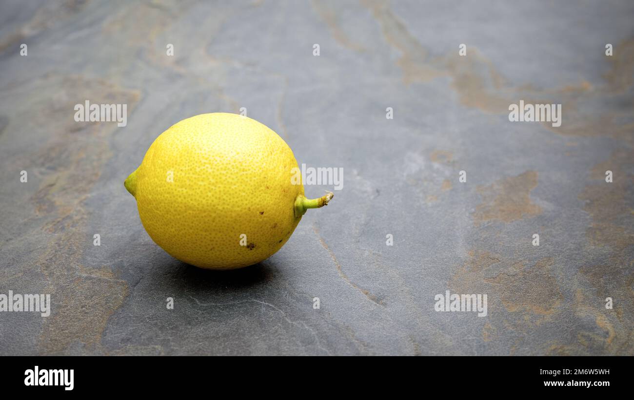 Organische Zitrone auf Schiefer Stockfoto