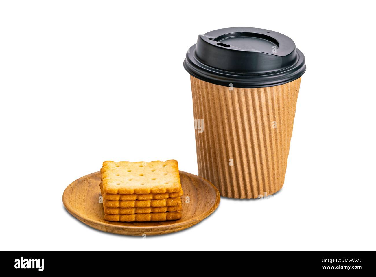 Ein Haufen trockener, süßer, quadratischer Cracker aus einer Holzplatte mit Pappbecher Kaffee. Stockfoto