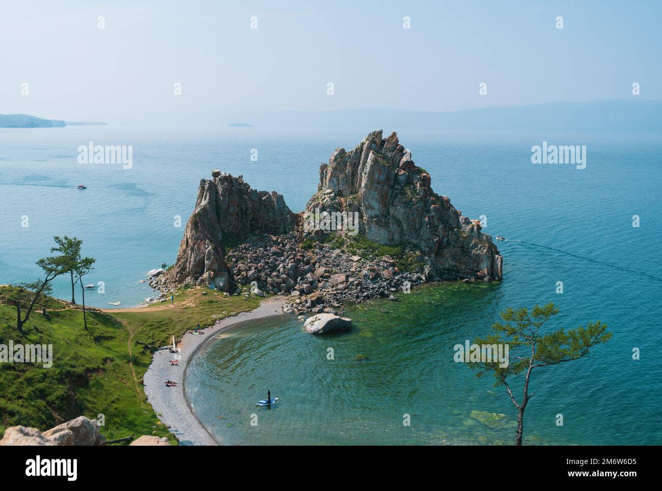 Klippen auf Olchon Island. Der Baikalsee ist ein Riftsee im Süden Sibiriens, Russland. Der größte Süßwassersee nach Volumen i Stockfoto