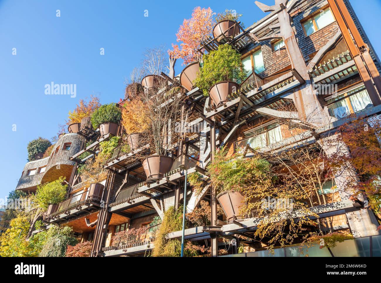 Immobilien grünes Wohngebäude in Turin, Italien. Exterieur mit modernem Design, Pflanzen und Holz integriert. Stockfoto