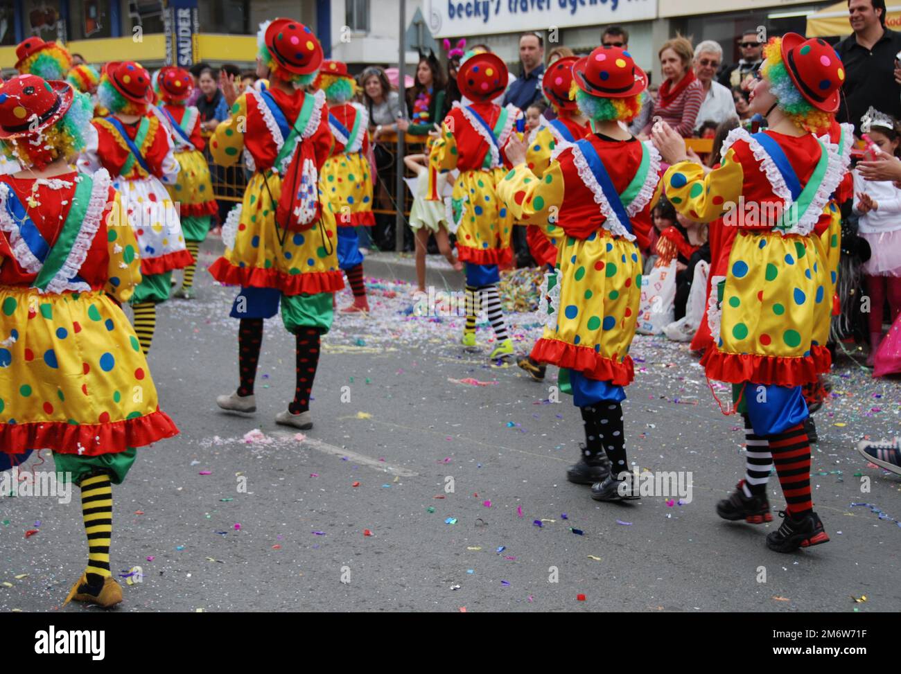 Leute mit bunten Kostümen, die auf der Karnevalsparade vorführen. Limassol Zypern Stockfoto