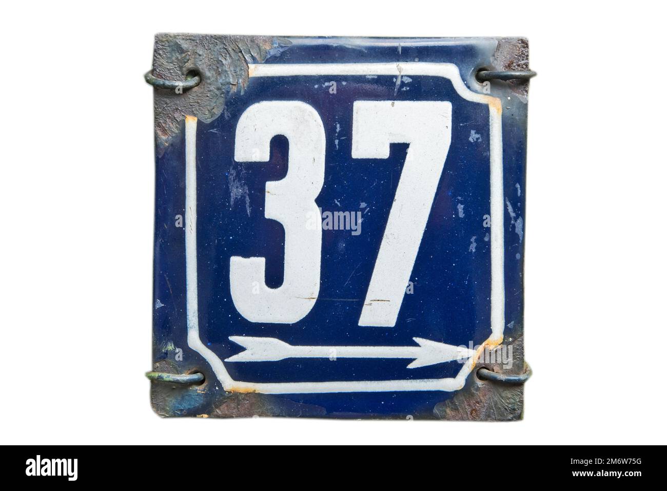 Verwittertes quadratisches, metallemailliertes Schild mit der Nummer der Straßenadresse, auf der die Nummer 37 isoliert ist Stockfoto