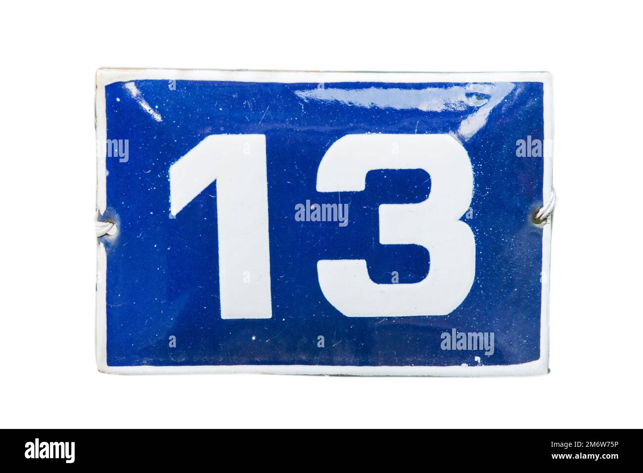Verwittertes quadratisches, metallemailliertes Schild mit der Nummer der Straßenadresse, auf der die Nummer 13 isoliert ist Stockfoto